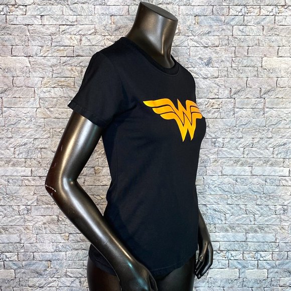 DC Comics Wonder Woman Tee - Size Medium - Picture 3 of 5